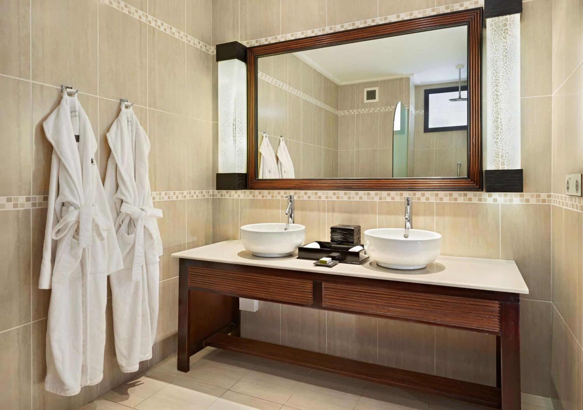 Doubletree By Hilton Seychelles Allamanda Resort & Spa Takamaka Exterior photo