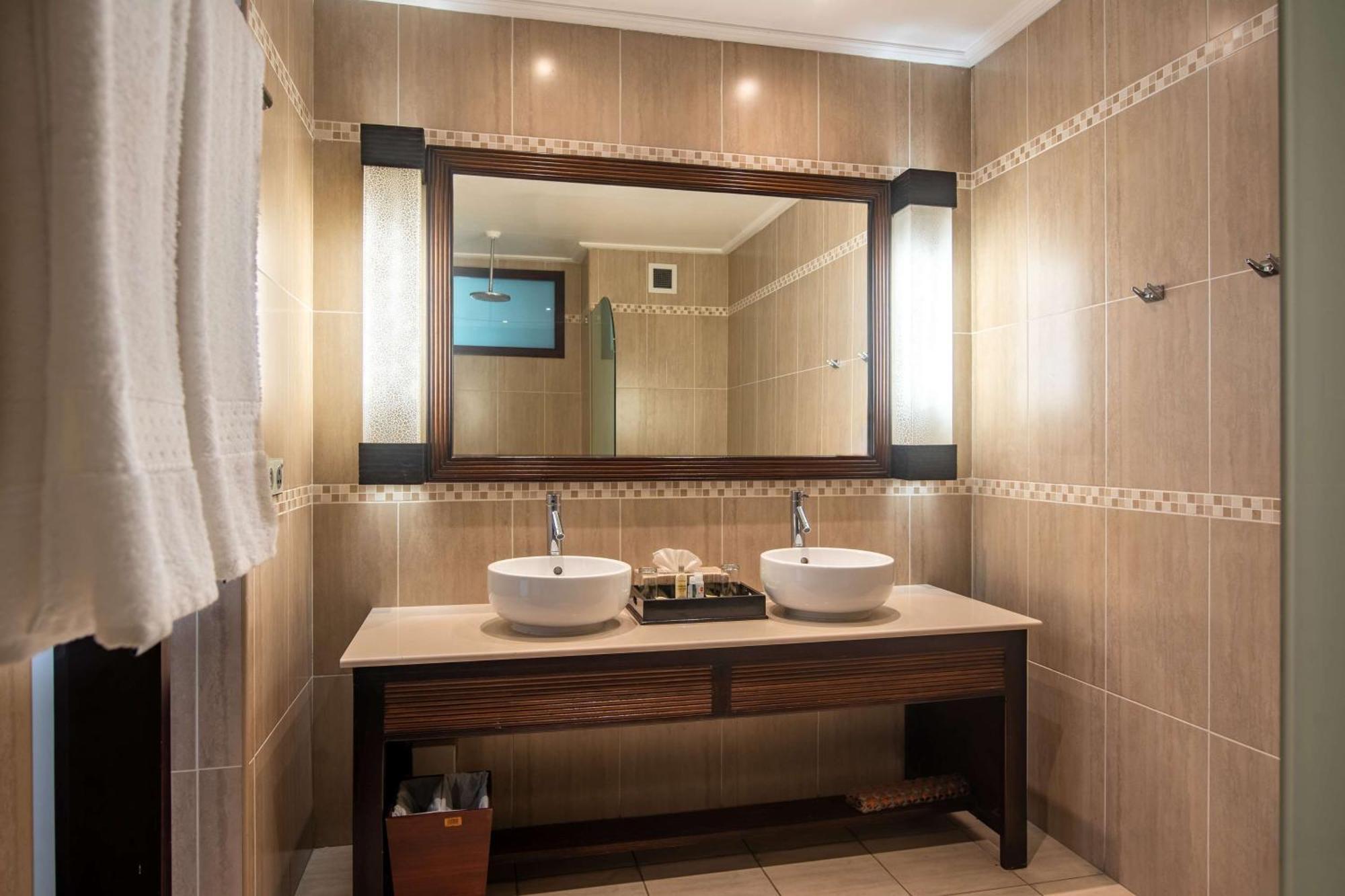 Doubletree By Hilton Seychelles Allamanda Resort & Spa Takamaka Exterior photo